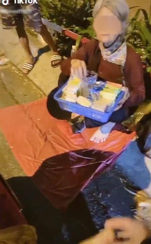 Một đoạn clip gây tranh cãi: Thấy bà cụ bán hàng rong bên đường liền chạy tới ủng hộ, nào ngờ đó là mẹ ruột từng đem mình cho người khác-3