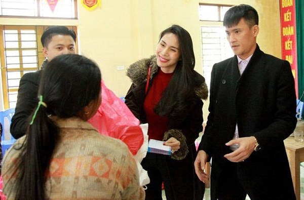 Bị thắc mắc không làm từ thiện ở quê nhà Công Vinh, Thủy Tiên lên tiếng: Nghe là biết yêu chồng đến mức nào!-3