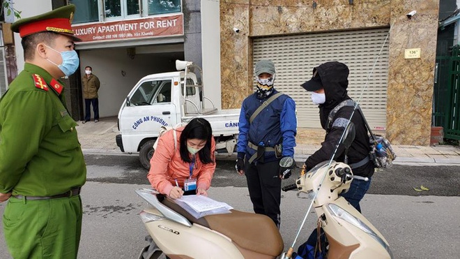 3 người Hà Nội bị phạt khi ra đường không cần thiết-1