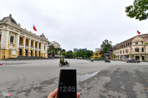 Hà Nội vắng lặng 12h trưa 5/4-4