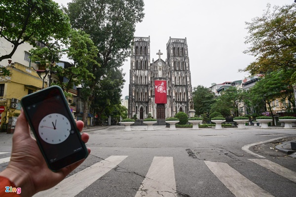 Hà Nội vắng lặng 12h trưa 5/4-5