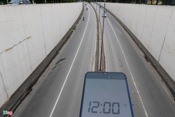 Hà Nội vắng lặng 12h trưa 5/4-7