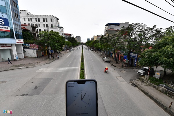 Hà Nội vắng lặng 12h trưa 5/4-10