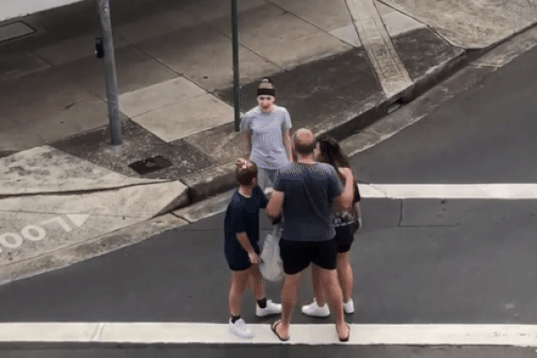 2 chị em gốc Á bị chửi mang virus đến Australia, nhổ nước bọt lên mặt