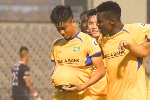 Sau trận thắng Hà Nội FC, Phan Văn Đức liền đưa vợ đi hẹn hò và ăn uống cực tình cảm-3
