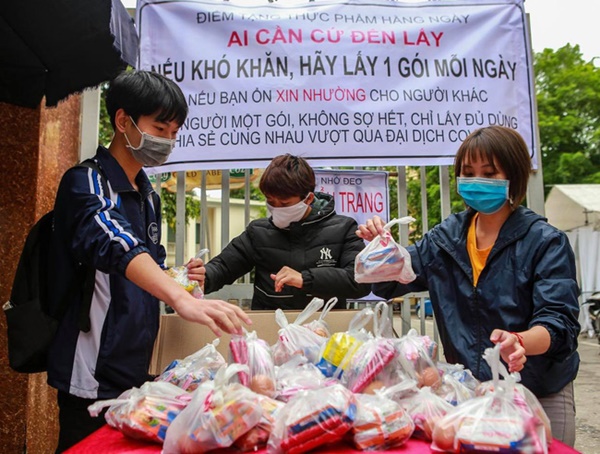 Ấm lòng suất ăn miễn phí dành cho sinh viên và người lao động giữa mùa dịch Covid-19 Nếu khó khăn, hãy lấy 1 gói mỗi ngày-1