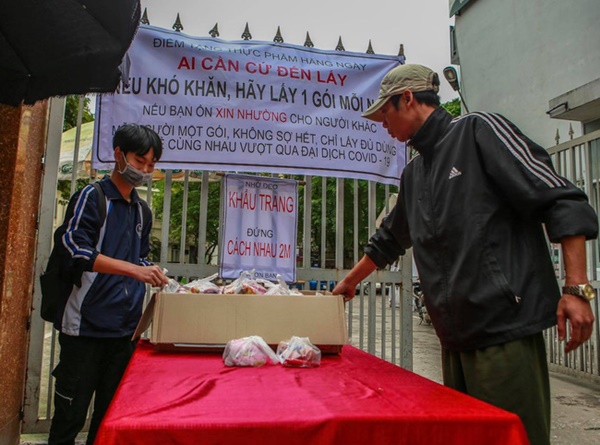 Ấm lòng suất ăn miễn phí dành cho sinh viên và người lao động giữa mùa dịch Covid-19 Nếu khó khăn, hãy lấy 1 gói mỗi ngày-2