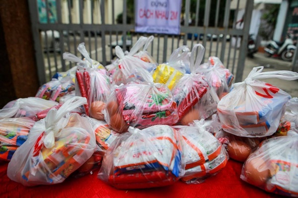 Ấm lòng suất ăn miễn phí dành cho sinh viên và người lao động giữa mùa dịch Covid-19 Nếu khó khăn, hãy lấy 1 gói mỗi ngày-3