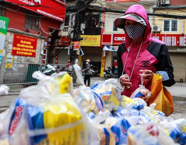 Ấm lòng suất ăn miễn phí dành cho sinh viên và người lao động giữa mùa dịch Covid-19 Nếu khó khăn, hãy lấy 1 gói mỗi ngày-4