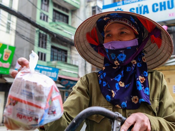 Ấm lòng suất ăn miễn phí dành cho sinh viên và người lao động giữa mùa dịch Covid-19 Nếu khó khăn, hãy lấy 1 gói mỗi ngày-5