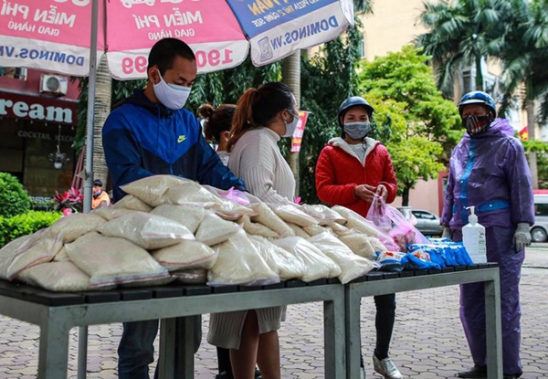 Ấm lòng suất ăn miễn phí dành cho sinh viên và người lao động giữa mùa dịch Covid-19 Nếu khó khăn, hãy lấy 1 gói mỗi ngày-7