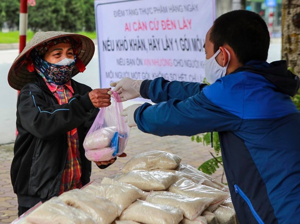 Ấm lòng suất ăn miễn phí dành cho sinh viên và người lao động giữa mùa dịch Covid-19 Nếu khó khăn, hãy lấy 1 gói mỗi ngày-9