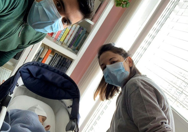 Sinh con trai đầu lòng trong lúc nhiễm Covid-19, bà mẹ phải cách ly từ xa và không được chạm vào em bé-1