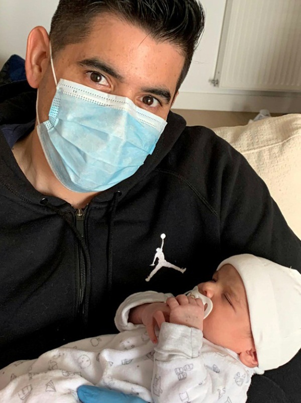 Sinh con trai đầu lòng trong lúc nhiễm Covid-19, bà mẹ phải cách ly từ xa và không được chạm vào em bé-4