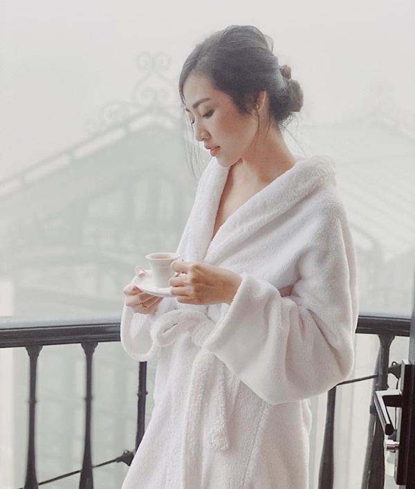 Chỉ đơn giản là diện áo choàng tắm, mỹ nhân Việt - Hàn sống ảo cực nghệ-8