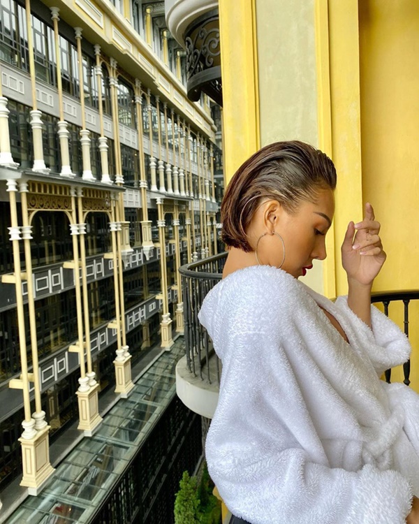 Chỉ đơn giản là diện áo choàng tắm, mỹ nhân Việt - Hàn&nbsp;sống ảo cực nghệ-9