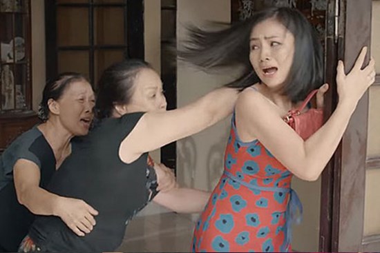 Bị mẹ chồng đuổi ra khỏi nhà vì 5 năm không sinh con, cô vợ tủi nhục nhận thêm tin nhắn quá phũ của chồng