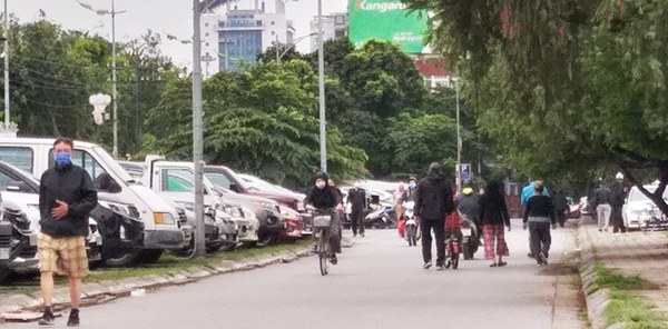 Hà Nội: Bất chấp chỉ thị cách ly xã hội, nhiều người vẫn vô tư đi tập thể dục đông đúc ngoài đường-1