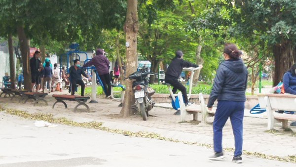 Hà Nội: Bất chấp chỉ thị cách ly xã hội, nhiều người vẫn vô tư đi tập thể dục đông đúc ngoài đường-2