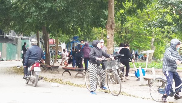 Hà Nội: Bất chấp chỉ thị cách ly xã hội, nhiều người vẫn vô tư đi tập thể dục đông đúc ngoài đường-3
