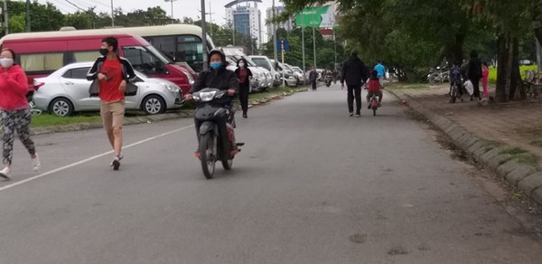 Hà Nội: Bất chấp chỉ thị cách ly xã hội, nhiều người vẫn vô tư đi tập thể dục đông đúc ngoài đường-4
