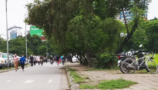 Hà Nội: Bất chấp chỉ thị cách ly xã hội, nhiều người vẫn vô tư đi tập thể dục đông đúc ngoài đường-5