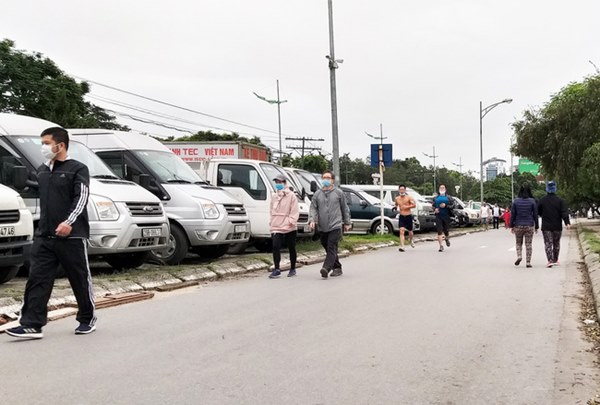 Hà Nội: Bất chấp chỉ thị cách ly xã hội, nhiều người vẫn vô tư đi tập thể dục đông đúc ngoài đường-8