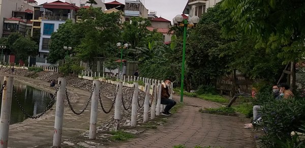 Hà Nội: Bất chấp chỉ thị cách ly xã hội, nhiều người vẫn vô tư đi tập thể dục đông đúc ngoài đường-9
