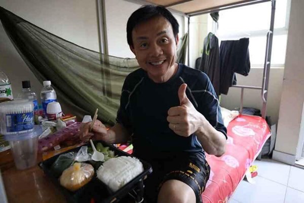 Danh hài Chí Tài cách ly tập trung 14 ngày tại KTX Đại học Quốc gia, gây xôn xao với diện mạo gầy đáng lo-1