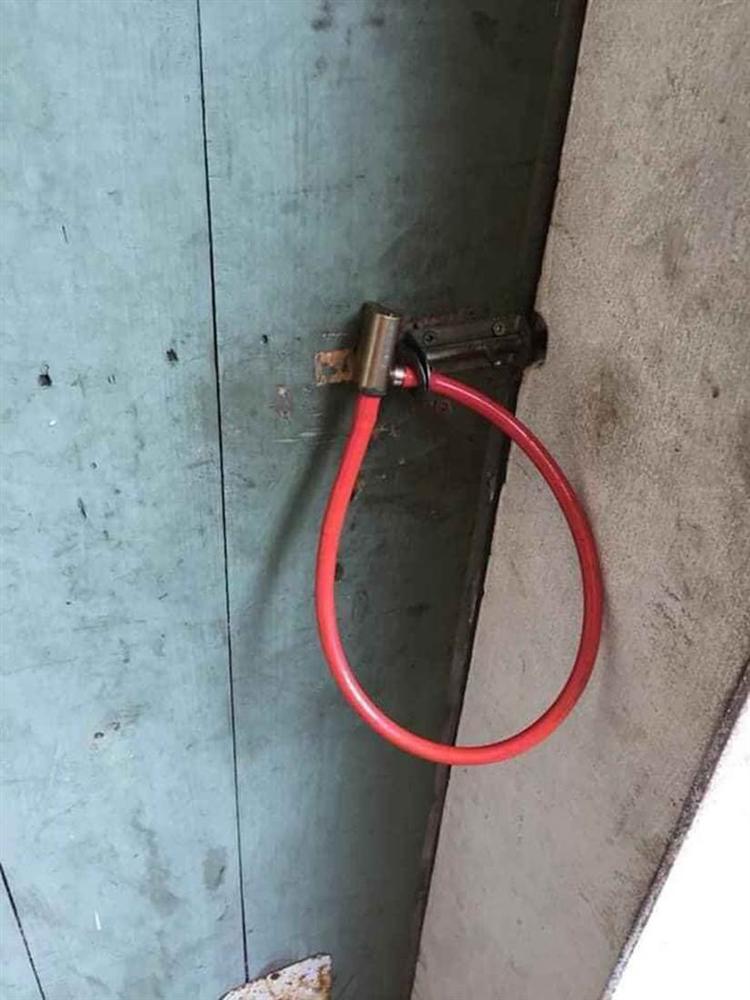 Thấy cửa được khóa cẩn thận nhưng nhìn kĩ, người ta tá hỏa với lỗi sơ đẳng của chủ nhà-1