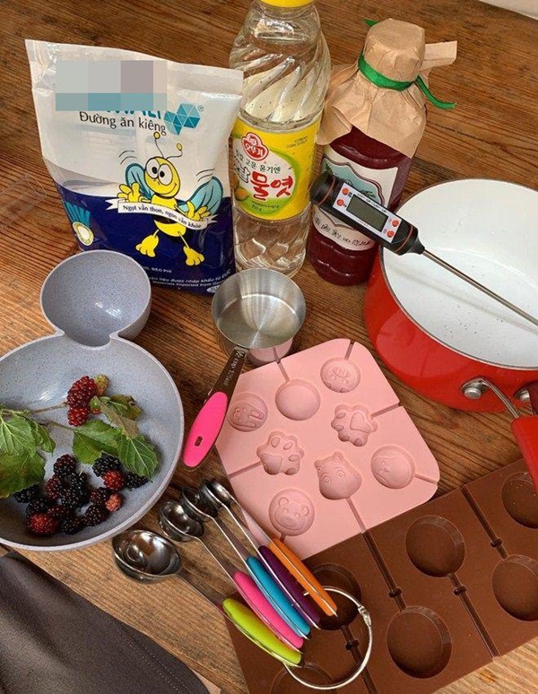 Phan Như Thảo khéo tay&nbsp;tự làm kẹo mút thơm ngon cho con gái-4