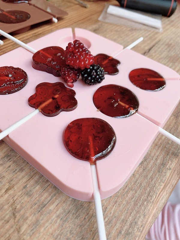 Phan Như Thảo khéo tay&nbsp;tự làm kẹo mút thơm ngon cho con gái-8