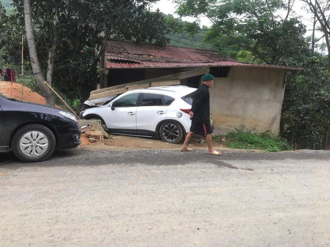 Hiện trường vụ nữ tài xế đạp nhầm chân ga, đâm sập nhà dân bên đường khiến ai nấy sững sờ-1