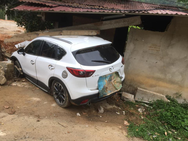 Hiện trường vụ nữ tài xế đạp nhầm chân ga, đâm sập nhà dân bên đường khiến ai nấy sững sờ-2