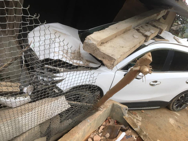 Hiện trường vụ nữ tài xế đạp nhầm chân ga, đâm sập nhà dân bên đường khiến ai nấy sững sờ-3