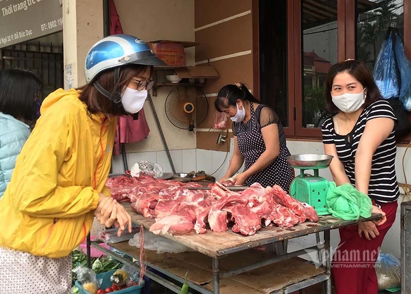 Hàng nội đắt mãi không giảm, dân chuyển ăn thịt lợn nhập khẩu-1