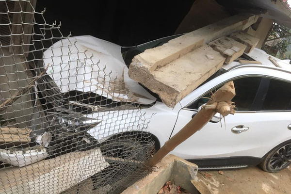 Ôtô đâm sập quán ăn rồi bỏ trốn-1