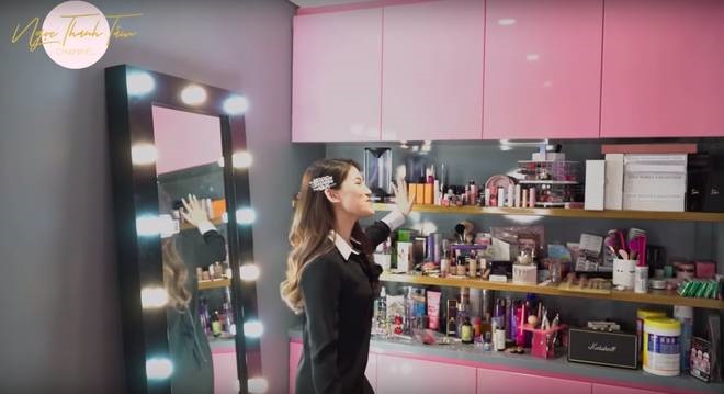 Ngọc Thanh Tâm khoe căn nhà rộng 650m2, phòng của mẹ đại gia toàn đồ mạ vàng sang chảnh-7