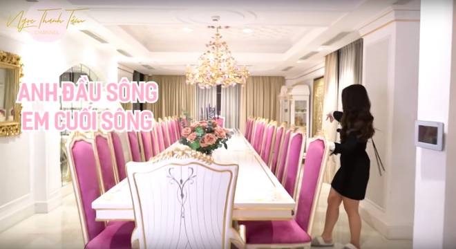 Ngọc Thanh Tâm khoe căn nhà rộng 650m2, phòng của mẹ đại gia toàn đồ mạ vàng sang chảnh-14