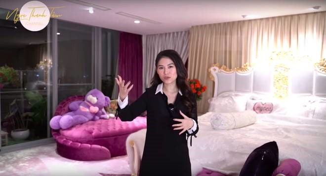 Ngọc Thanh Tâm khoe căn nhà rộng 650m2, phòng của mẹ đại gia toàn đồ mạ vàng sang chảnh-16
