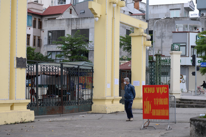 Người Hà Nội chui rào vào Công viên Thống Nhất tập thể dục, câu cá giữa dịch Covid-19-1