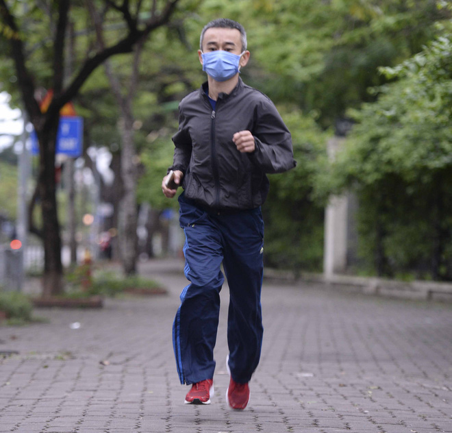 Người Hà Nội chui rào vào Công viên Thống Nhất tập thể dục, câu cá giữa dịch Covid-19-2