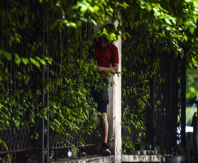 Người Hà Nội chui rào vào Công viên Thống Nhất tập thể dục, câu cá giữa dịch Covid-19-10