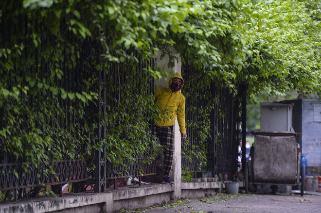 Người Hà Nội chui rào vào Công viên Thống Nhất tập thể dục, câu cá giữa dịch Covid-19-11