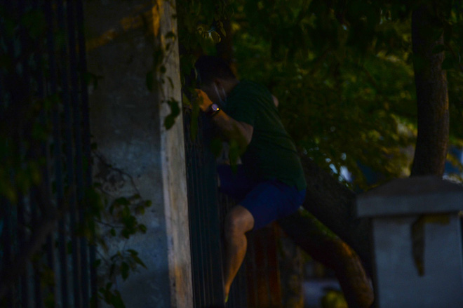 Người Hà Nội chui rào vào Công viên Thống Nhất tập thể dục, câu cá giữa dịch Covid-19-12