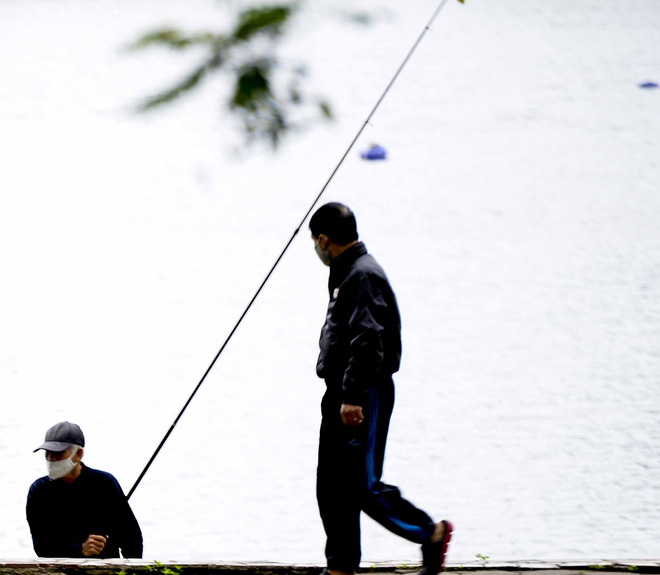 Người Hà Nội chui rào vào Công viên Thống Nhất tập thể dục, câu cá giữa dịch Covid-19-6