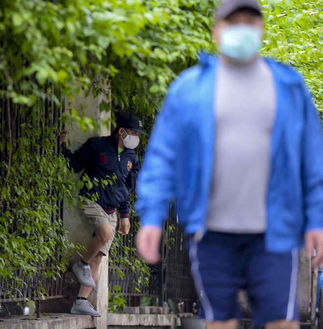 Người Hà Nội chui rào vào Công viên Thống Nhất tập thể dục, câu cá giữa dịch Covid-19-9