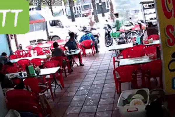 Xe container đánh lái bất ngờ khiến xe con lao thẳng xuống ao-1