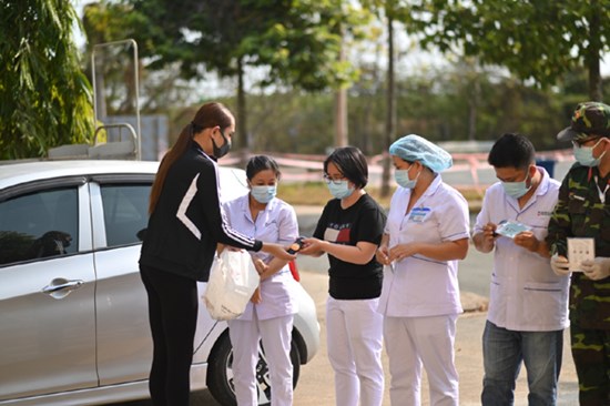 Võ Hoàng Yến tặng hàng nghìn khẩu trang, nước rửa tay cho khu cách ly