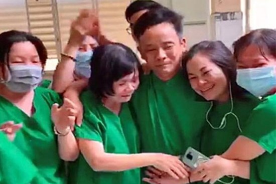 Clip xúc động: Y bác sĩ ôm nhau bật khóc khi bệnh nhân Covid-19 cuối cùng của Bình Thuận có kết quả xét nghiệm âm tính